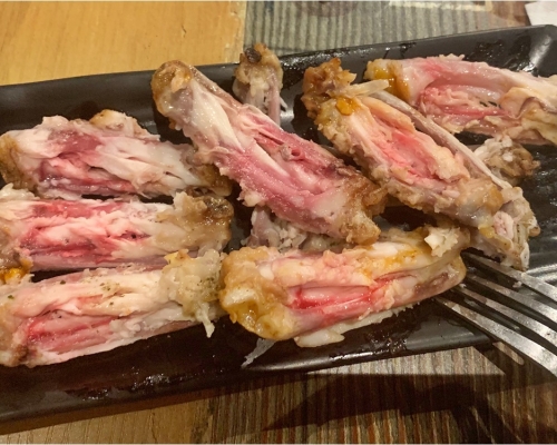 網民投訴雞翼放題提供的雞翼未煮熟。連登討論區圖片