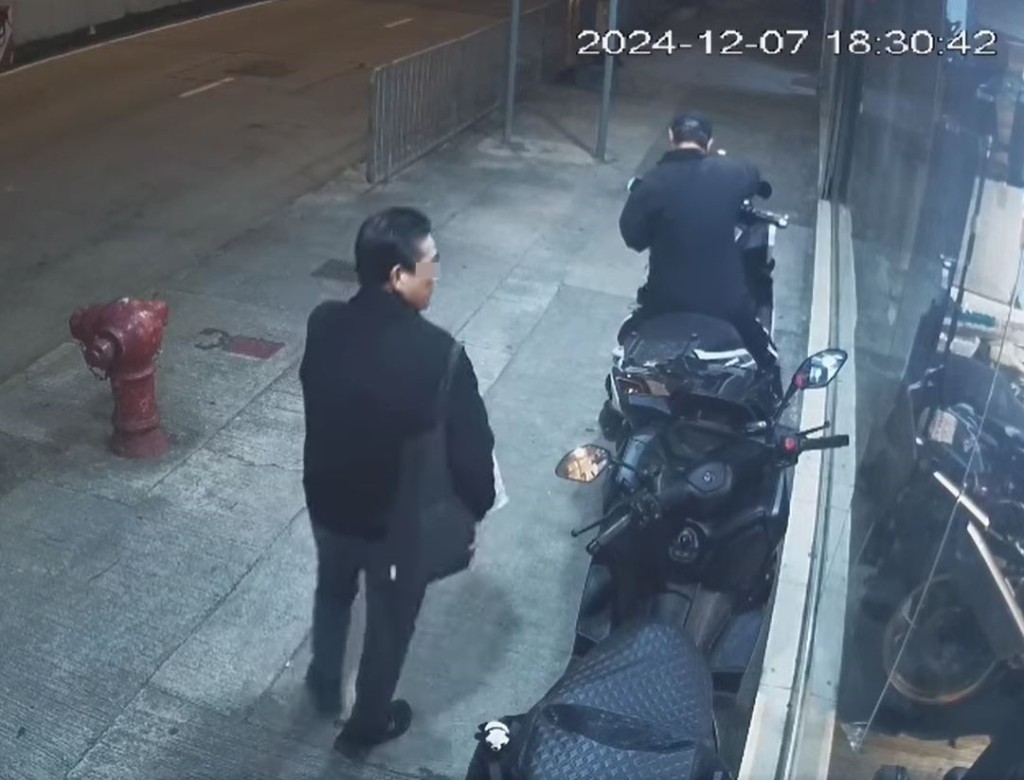 当时车行门外有人整理电单车，贼人行向街头位置。fb突发事故报料区影片截图