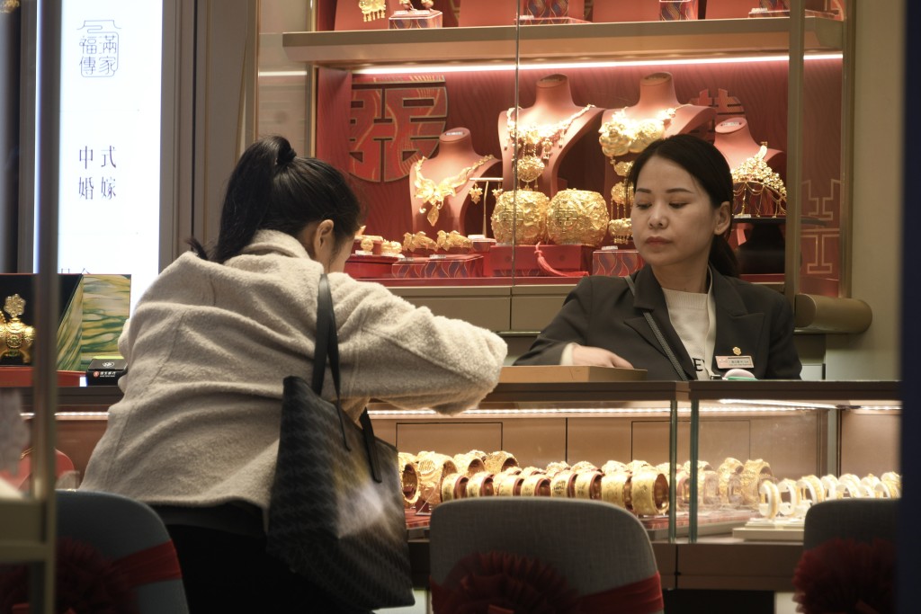 現貨金價突破每盎司4,500美元。