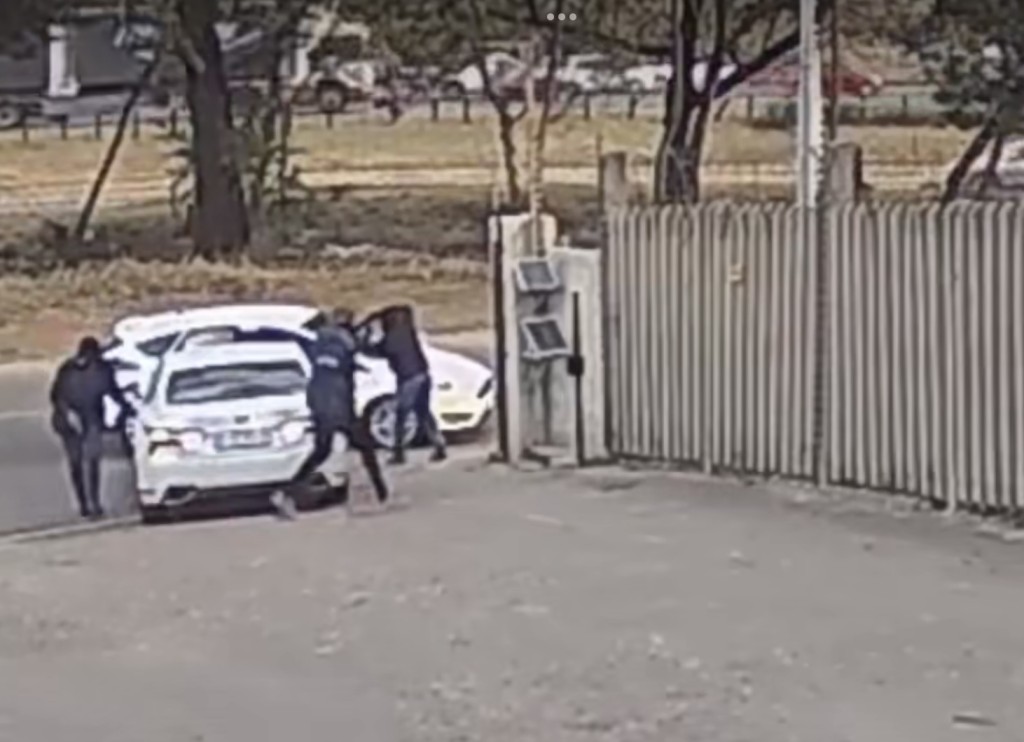 南非歹徒开枪指吓。 南非歹徒开枪指吓。
