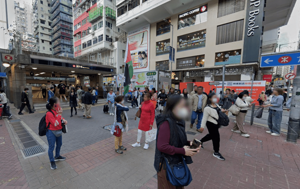 有港女昨日(29日)在灣仔街頭遇求助人士,則選擇放下防備,不僅成功幫助一對趕高鐵的內地母女解困,更憑藉超強觀察力與轉數,化解了一場「儲物櫃驚魂」。(google map圖片,非涉事人) 有港女昨日(29日)在灣仔街頭遇求助人士,則選擇放下防備,不僅成功幫助一對趕高鐵的內地母女解困,更憑藉超強觀察力與轉數,化解了一場「儲物櫃驚魂」。(google map圖片,非涉事人)