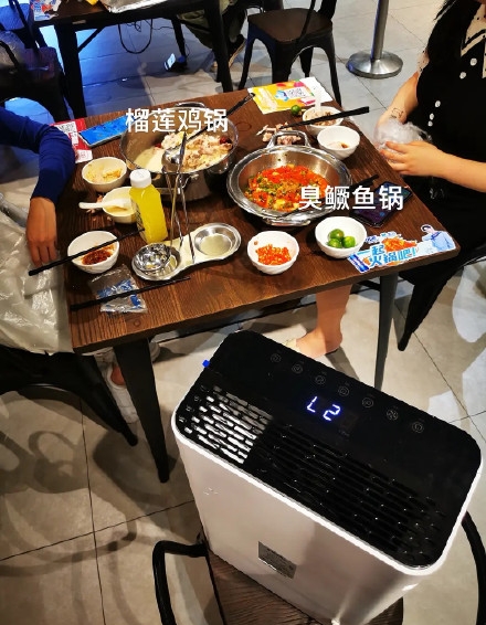 超市店長接獲投訴後，馬上拿出吹風機及空氣清新機，以驅散氣味。網圖