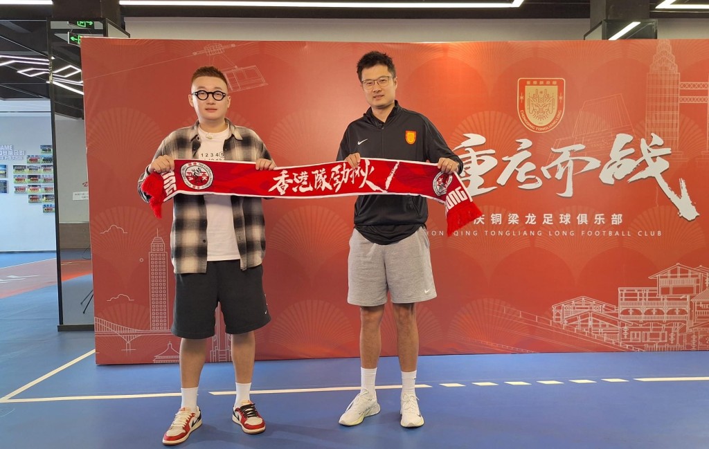 重庆铜梁龙足球俱乐部体育总监贾顺浩（右）和主持人孟繁旭 。节目组图片