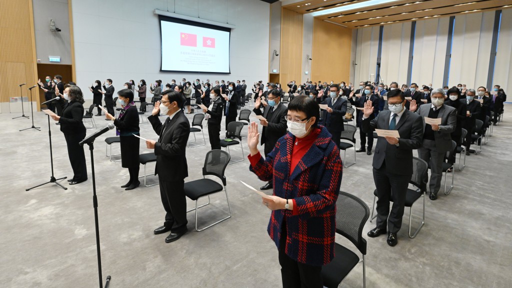 常任秘書長、部門首長和屬首長級等公務員作宣誓。政府新聞處圖片