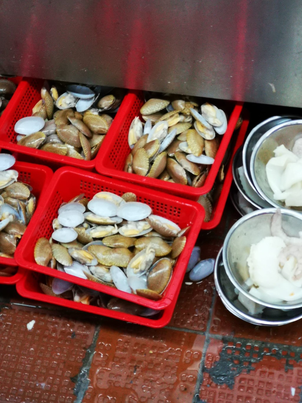 海鲜被放在胶筲箕中，放在地上。（图片来源：巴打丝打「00九吹专区」Facebook Club）