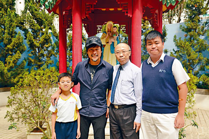 玛利诺神父教会学校下月上演校庆剧《光荣任务》，小学部校长吴伟文表示，特别邀请校友关信辉导演创作剧本。