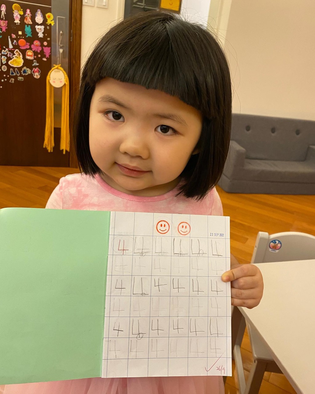 正在学写字的Lucy李元元,其妈妈表示教写字教到「无希望」。(图片来源:Instagram@lucy.is.good) 正在学写字的Lucy李元元,其妈妈表示教写字教到「无希望」。(图片来源:Instagram@lucy.is.good)