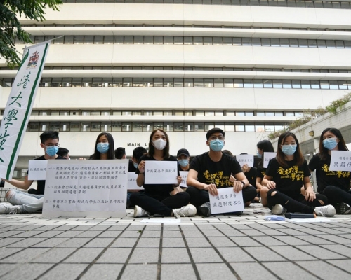約40名學生在鈕魯詩樓門前靜坐。