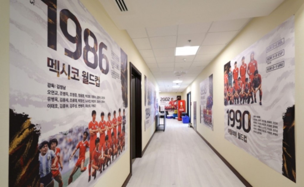 走廊也有南韩历次出战决赛周的回顾海报。网上图片