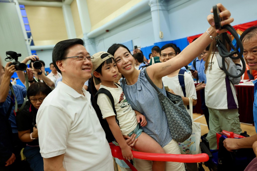 李家超與市民合影。李家超fb 李家超與市民合影。李家超fb