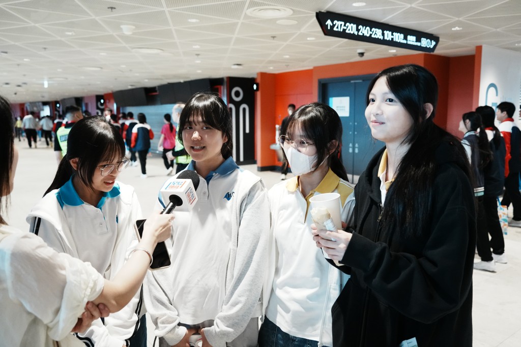 左起：駱同學，譚同學，徐同學，邱同學。