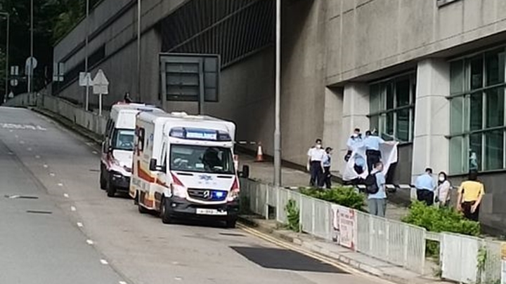 男子倒斃翠嶺路天橋底。fb香港突發事故報料區圖片
