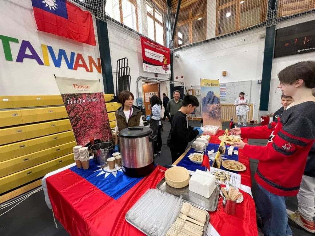 劉世忠和兒子「行銷台灣」的攤位把「青天白日滿地紅旗」當桌布。