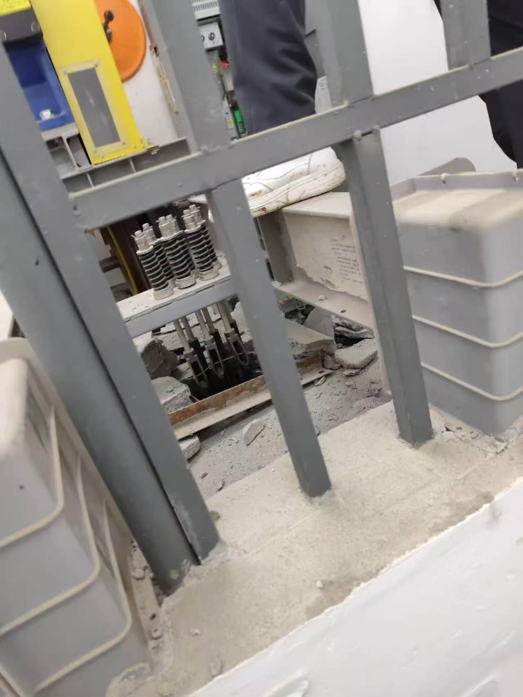 武汉有住宅的电梯失控冲顶，机房地板也被撞爆。抖音