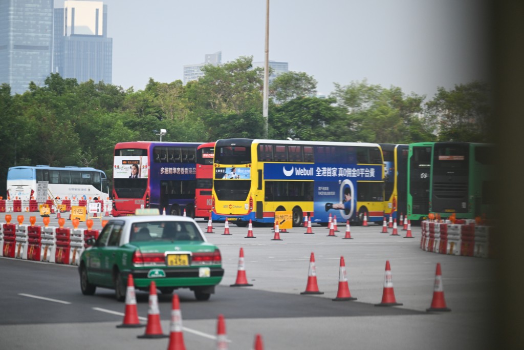 一行人在新田運輸交匯處及青山公路交界塞車,花約45分鐘才抵達口岸。 一行人在新田運輸交匯處及青山公路交界塞車,花約45分鐘才抵達口岸。