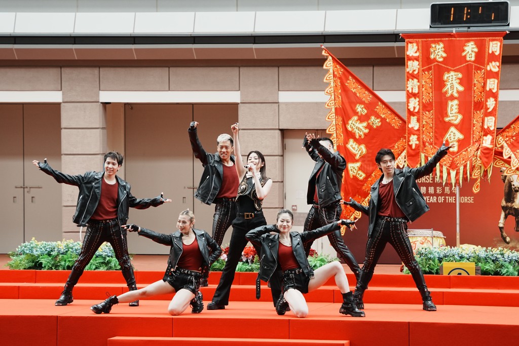 陳慧琳獻唱出多首賀年歌曲，並獻唱《大日子》等經典歌曲。