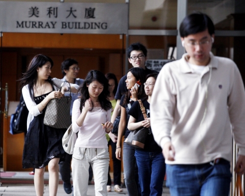 1981年11月13日，香港政府公佈將實施「男女公務員褔利平等」的政策（資料圖片）