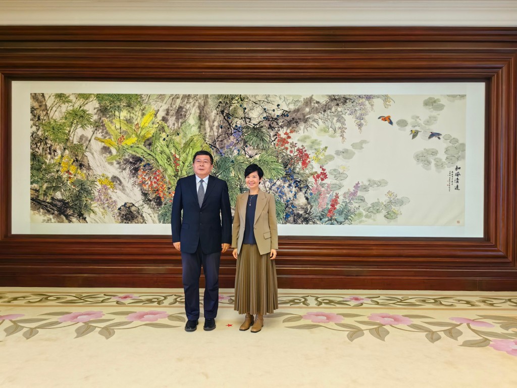 何永賢（右）與北京市副市長談緒祥（左）合照。 