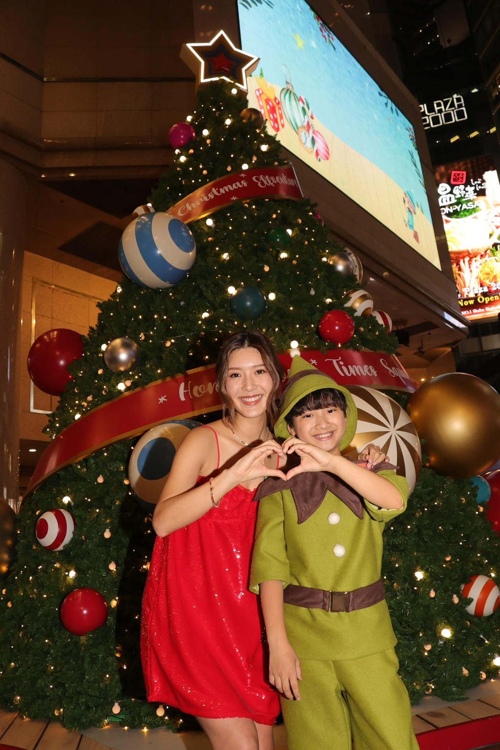 余香凝與小童星黃梓樂到銅鑼灣時代廣場為聖誕活動揭幕。