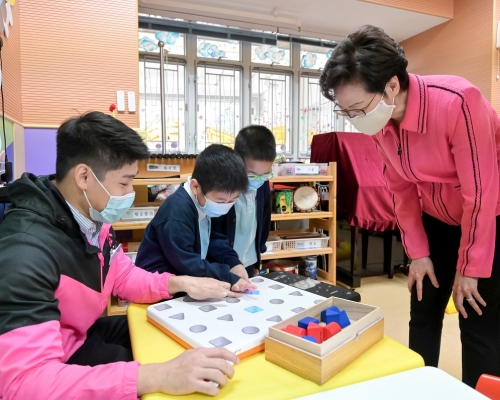 林鄭月娥到訪位保良局梁安琪幼稚園暨幼兒園,了解學校為有特別學習需要的幼童提供的服務。新聞處圖片