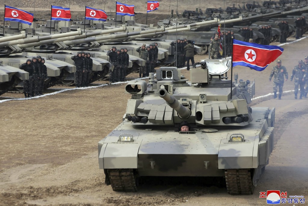 北韩官媒发放金正恩亲自驾驶新型坦克的照片。美联社