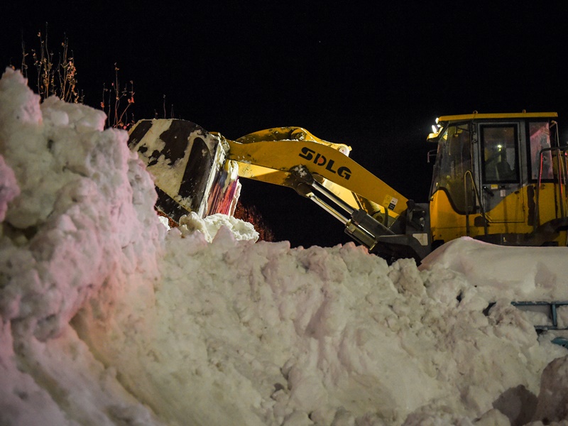 当局连夜清理积雪。新华社 