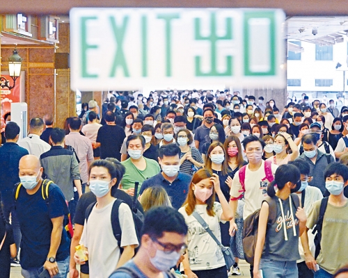 ■據政府內部分析,移民離開者以有十多年工作經驗的人為主。