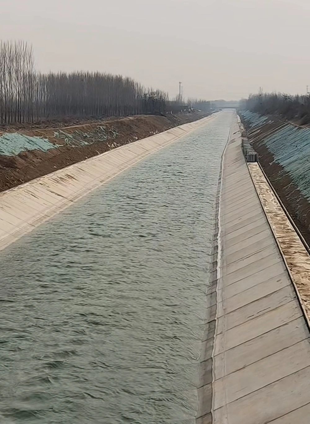 徐闯等三人落水救人不幸牺牲。《潇湘晨报》