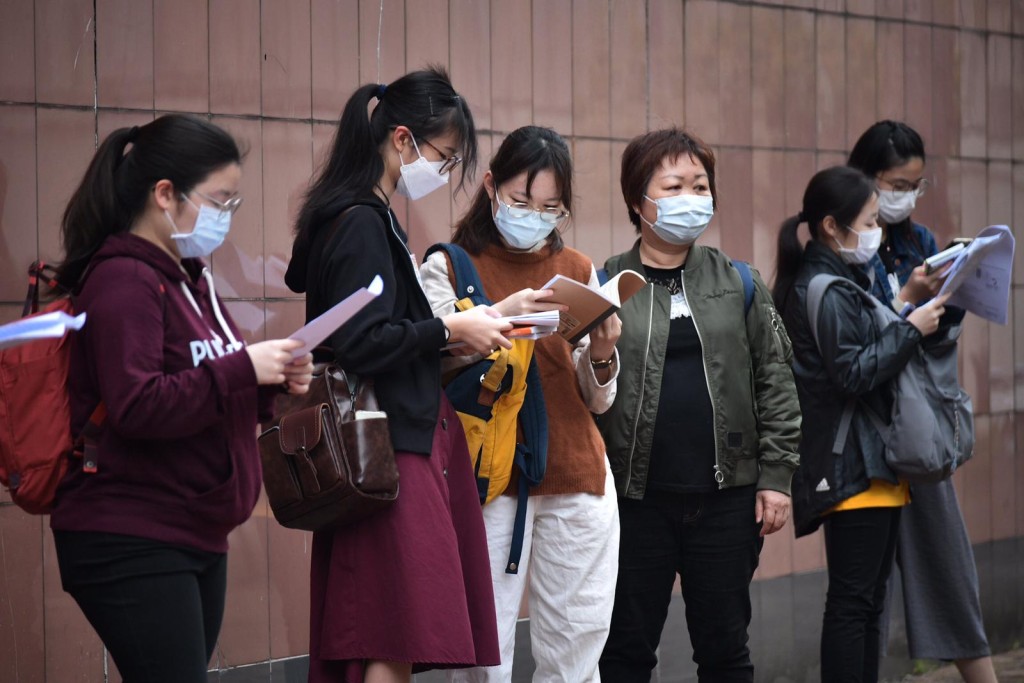 不乏家長陪同子女到來。