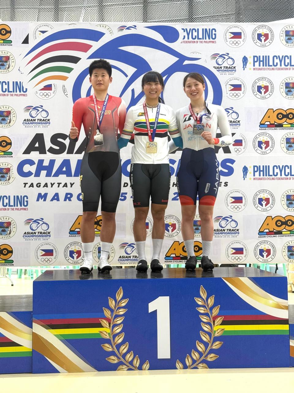 Ceci继淘汰赛后，再夺捕捉赛金牌，左为陈凝。香港单车总会图