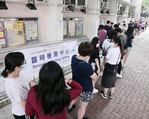 市民在門外排隊等候檢測。