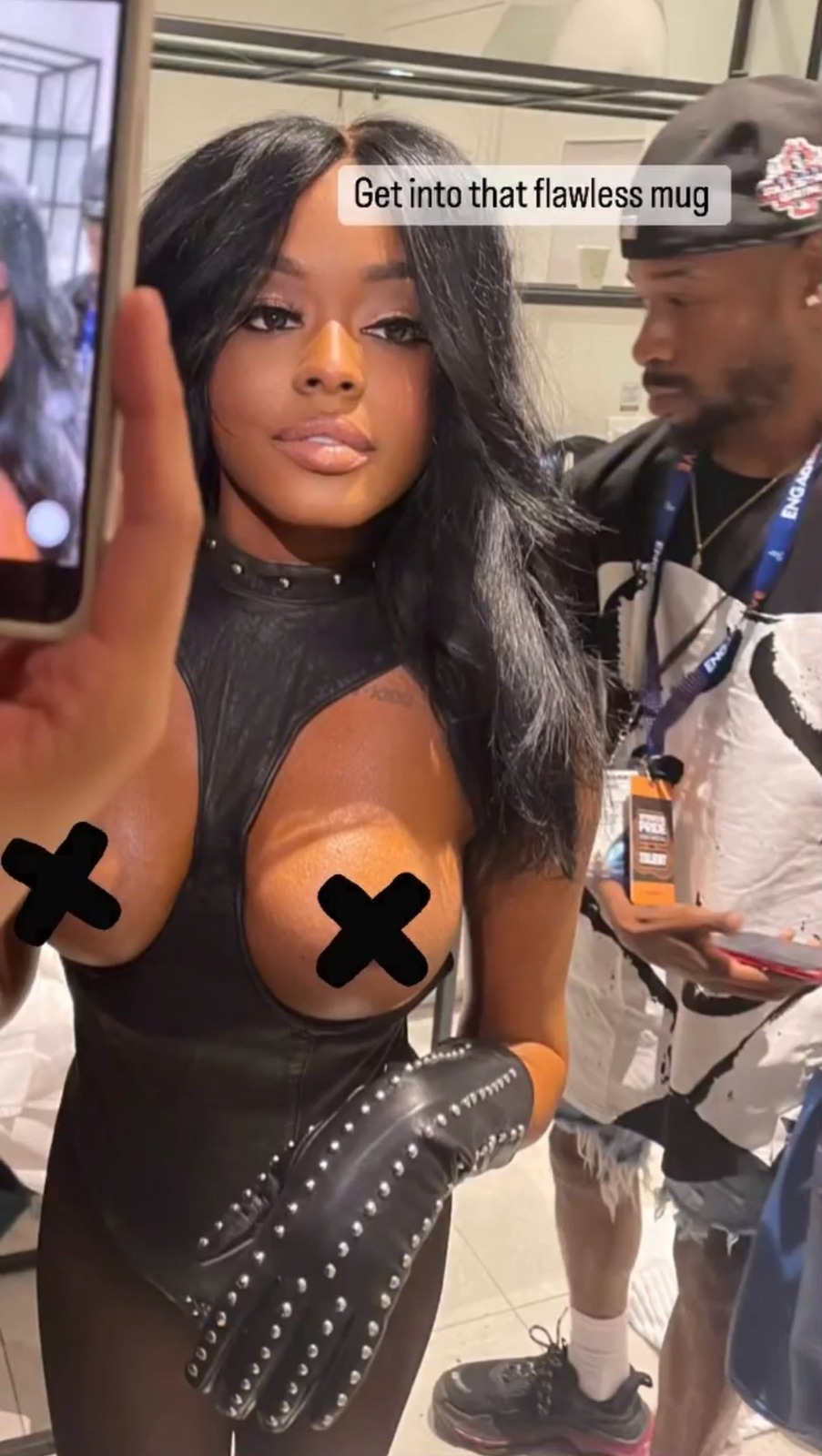 Azealia不停抱怨主辦單位。