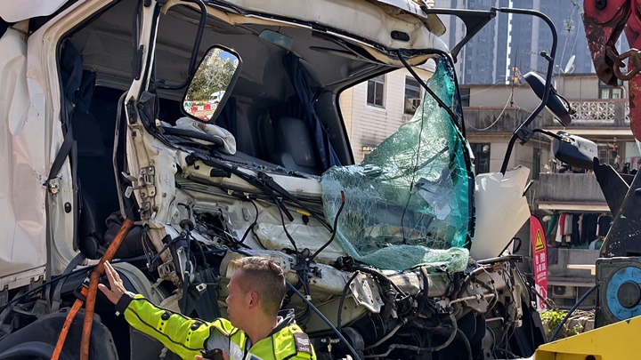 貨車車頭損毀嚴重。