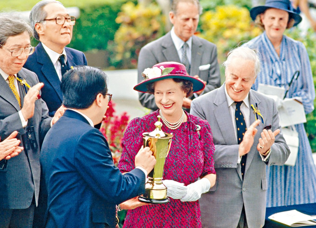 英女皇熱愛馬術,當年訪港期間觀看賽馬會愛彼女皇盃賽事 。