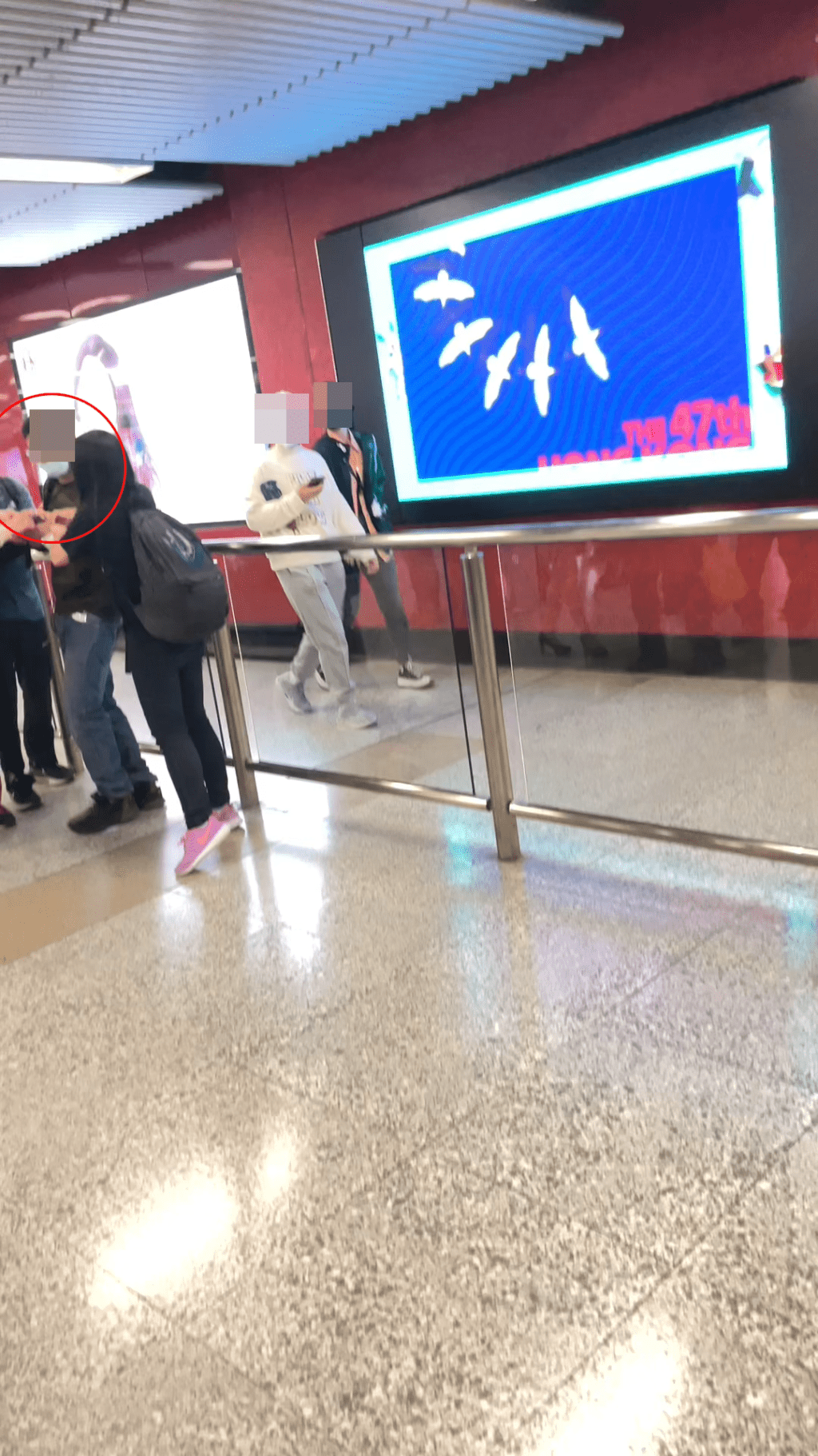 本港社交平台今日（29日）熱傳一段四眼哥在港鐵偷拍斷正的影片