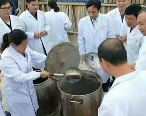 廣西賓陽縣醫生現場熬製「長生液」。網圖
