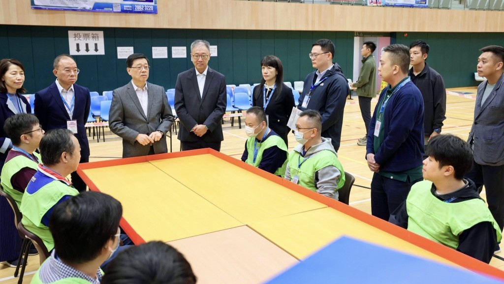 立法會選舉｜曾國衞陪同特首視察邊境投票站  提醒人員做好最後階段演練。李家超fb