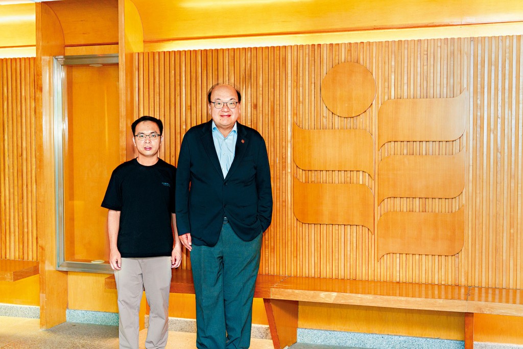 教大數據科學與人工智能中心實驗室副總監楊良河教授(右)和博士生謝志偉(左),希望透過MAPLE系統幫助學生更有效地學好英語。 教大數據科學與人工智能中心實驗室副總監楊良河教授(右)和博士生謝志偉(左),希望透過MAPLE系統幫助學生更有效地學好英語。