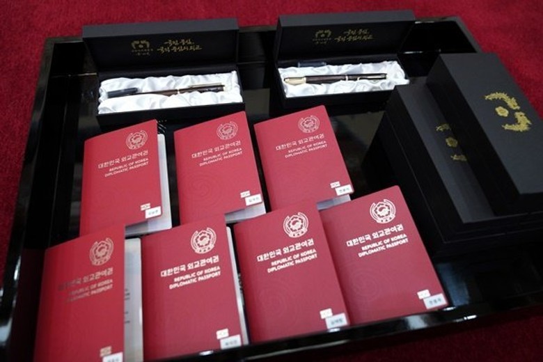 外交護照變成展覽品。