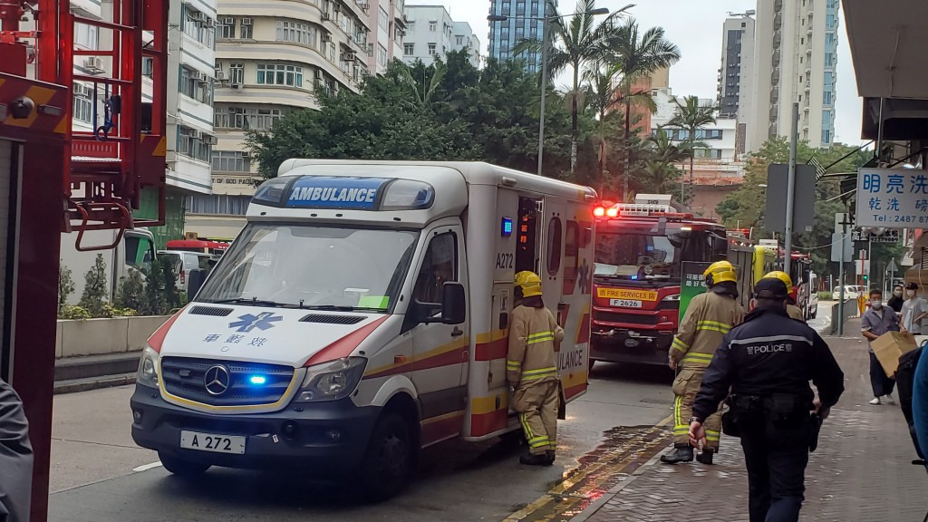 消防及救护车到场救援。