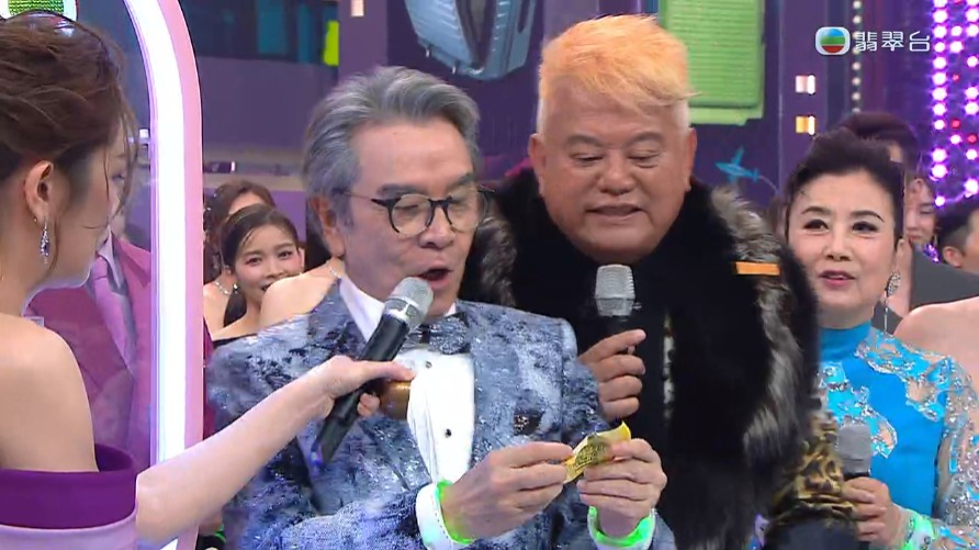 首一輪台慶大抽獎由汪明荃、姜大衛、陳百祥（叻哥）負責抽獎。