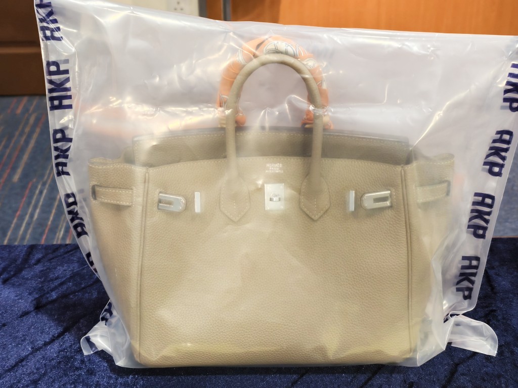 被搶去的手袋為Hermès,約值15萬元。 被搶去的手袋為Hermès,約值15萬元。