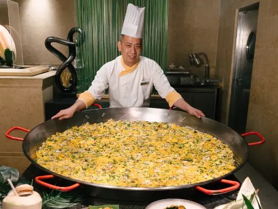 自助晚餐將會有四款打卡美食登場，包括「最巨型」的蠔煎、「最長」的沙嗲串燒、「最大」的印度薄餅及「最澎湃」的燒雞翼，是大家的流量密碼！