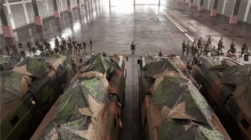 東部戰區「聯合利劍」環台演習，參演部隊接令後迅速結集，奔赴演習區域。