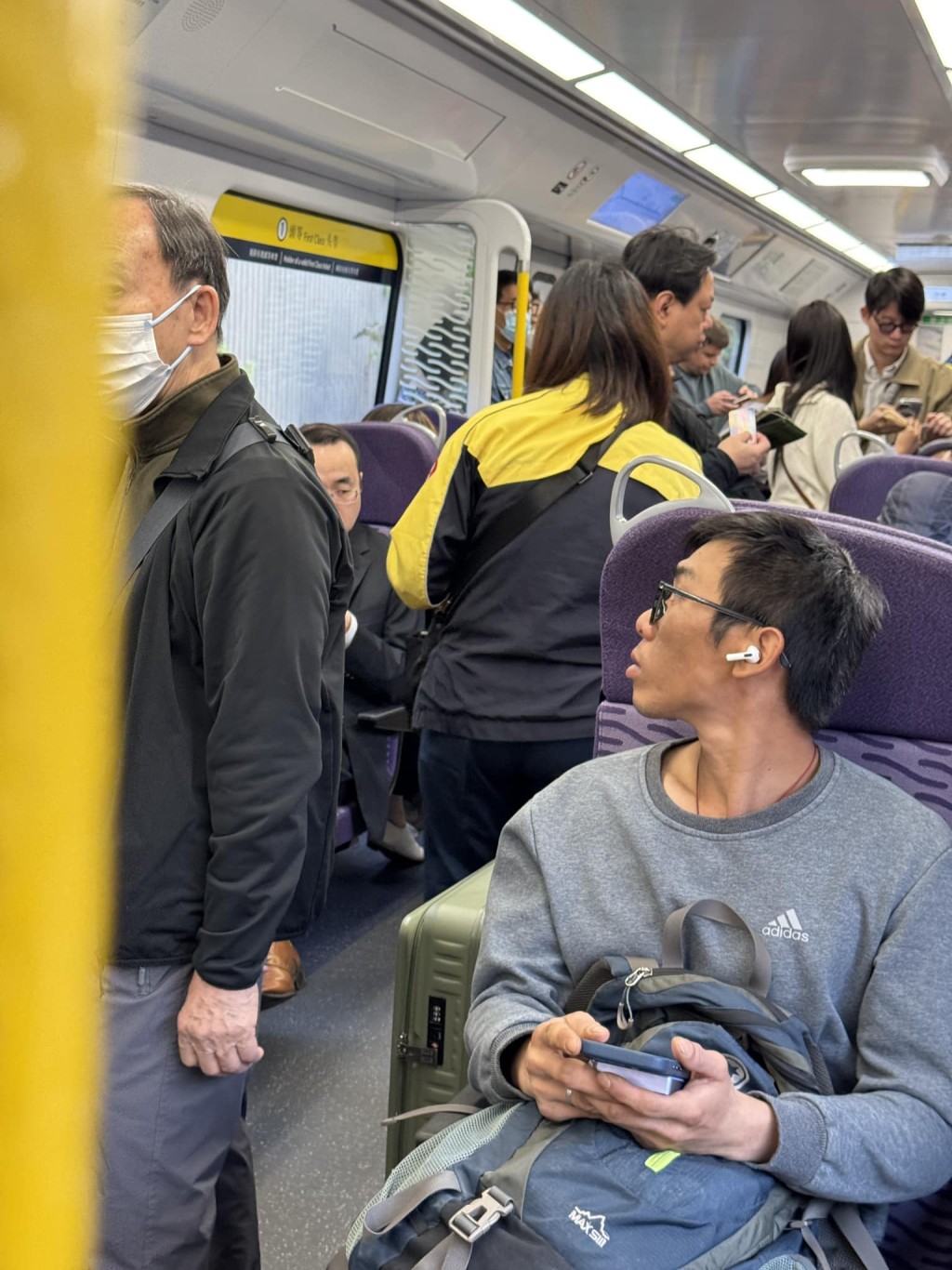 司徒夾帶近日在社交平台分享一張在港鐵頭等車廂拍下的照片。