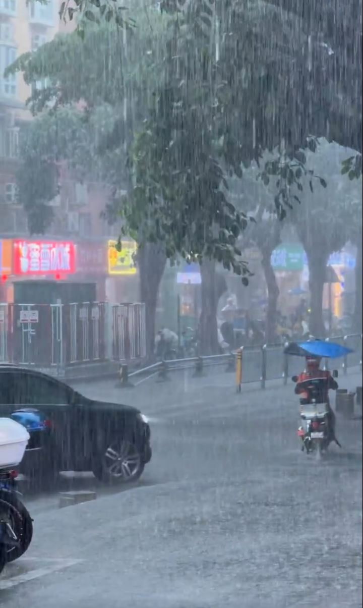 深圳已发暴雨黄色预警，预料2-3小时雨量可达50毫米。小红书＠建平村男孩
