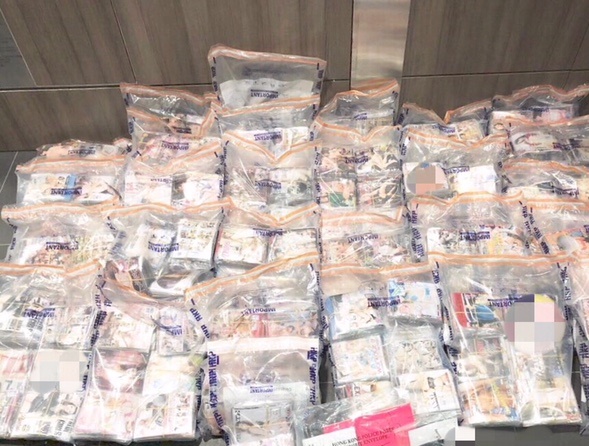行動中檢獲8000隻懷疑色情光碟及安全套。