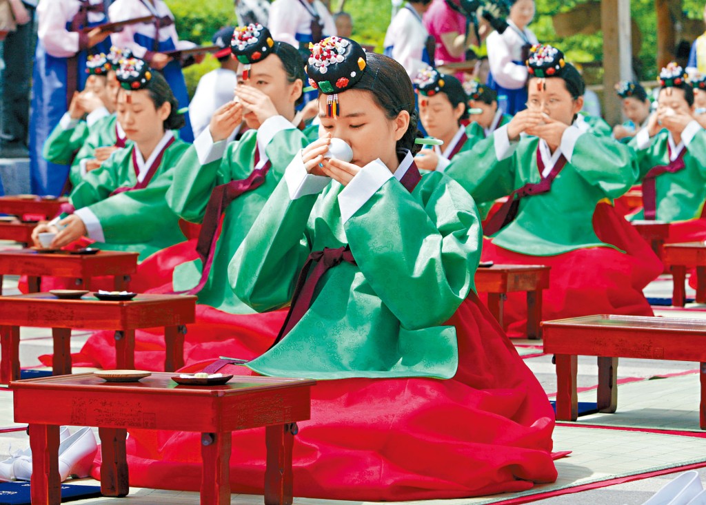 南韓首爾一批穿起傳統韓服的學生參加成人禮。  