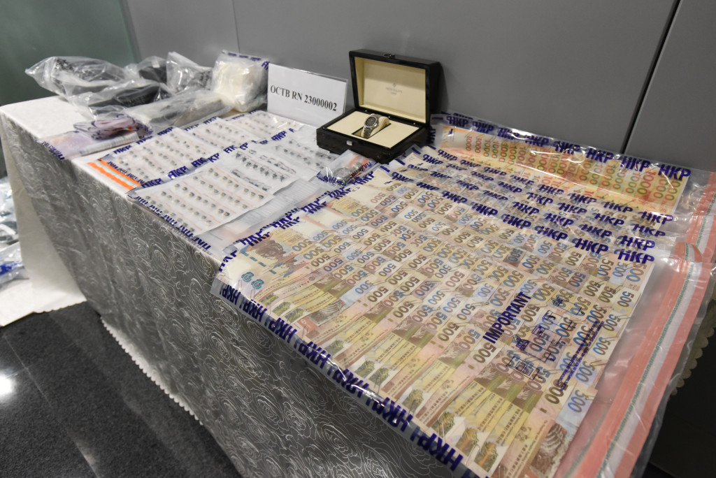 警方拘捕当日检获搭大批现金，相信为犯罪得益。资料图片