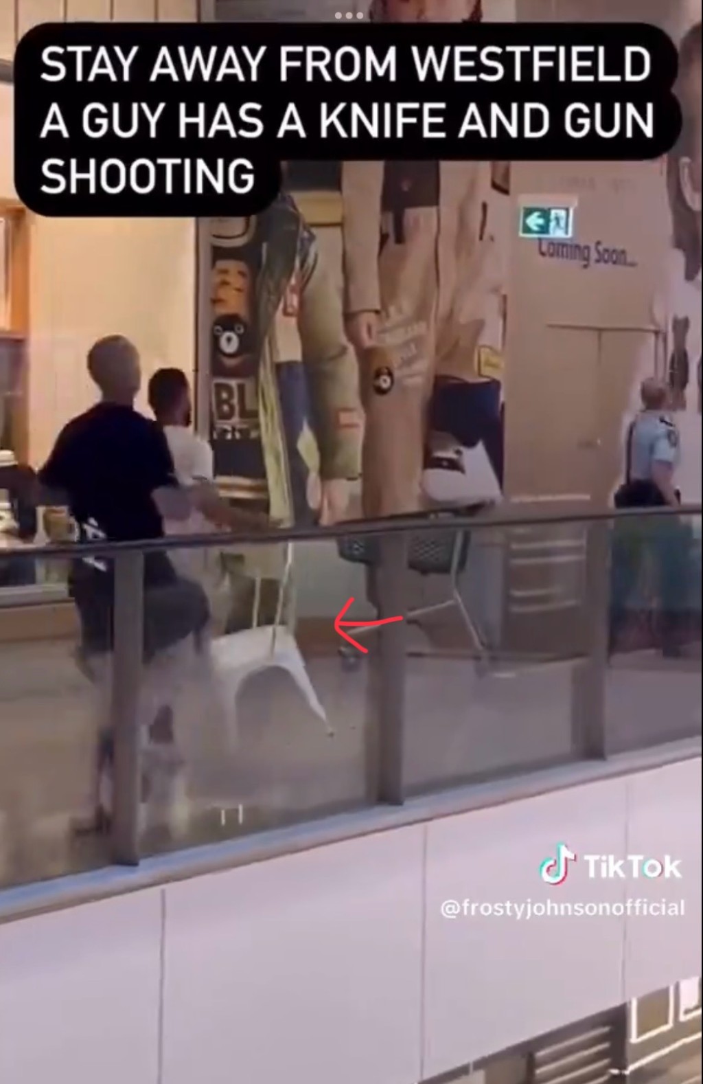 另一影片顯示有人拿着椅子奔向出事位置，未知是否準備用來對付兇徒。